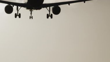 Uçak gün batımında çok yavaş çekimde havaalanına inecek.