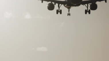Uçak gün batımında çok yavaş çekimde havaalanına inecek.