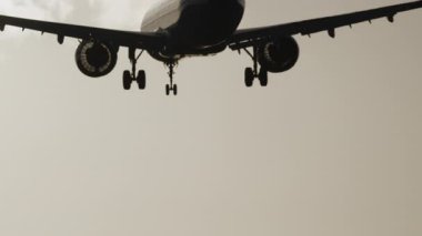 Uçak gün batımında çok yavaş çekimde havaalanına inecek.