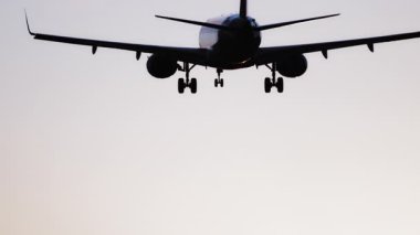 Uçak gün batımında çok yavaş çekimde havaalanına inecek.