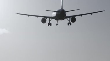 Uçak gün batımında çok yavaş çekimde havaalanına inecek.