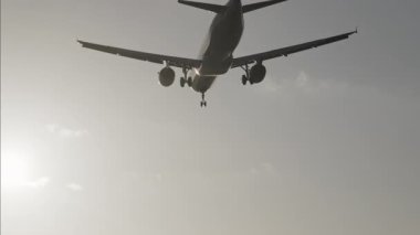 Uçak gün batımında çok yavaş çekimde havaalanına inecek.