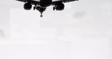 Üstü kapalı televizyon arızasıyla çok yavaş çekimde havaalanına inen uçak. 