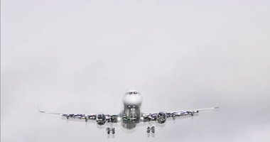 Üstü kapalı televizyon arızasıyla çok yavaş çekimde havaalanına inen uçak. 