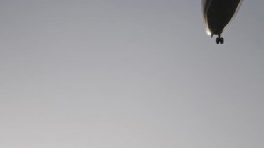 BARCELONA, İSPAIN - 14 EKİM 2025: Gün batımında çok yavaş çekimde havaalanına iniş yapan uçak