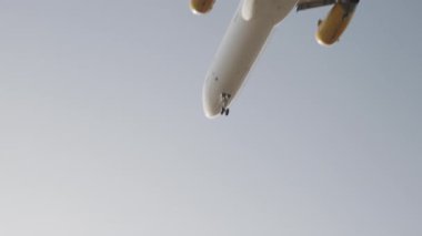 BARCELONA, İSPAIN - 14 EKİM 2025: Gün batımında çok yavaş çekimde havaalanına iniş yapan uçak