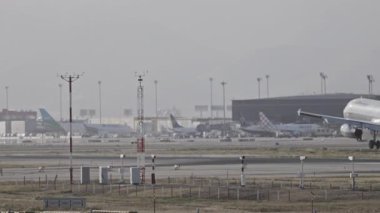 BARCELONA, İSPAIN - 14 EKİM 2025: Gün batımında süper yavaş çekimde havaalanına iniş yapan uçak