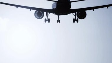 Uçak gün batımında çok yavaş çekimde havaalanına inecek.