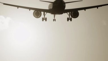 Uçak gün batımında çok yavaş çekimde havaalanına inecek.