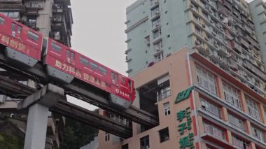 Tren liziba istasyonuna Chongqing Çin 'deki köprüde giriyor.