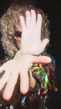 Havalı kadın dansçı dikey kostümlü.