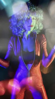 Kırmızı kedi kostümlü havalı bayan dansçı dikey