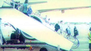 Arızalı filtresi olan bir uçaktan inen yolcular