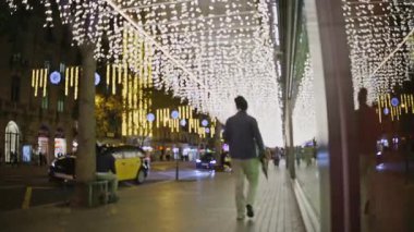 Barselona 'nın şehir merkezinde bulanık bir Noel Işığı manzarası