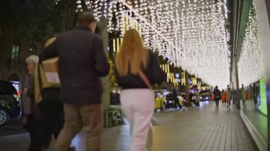 Barselona 'nın şehir merkezinde bulanık bir Noel Işığı manzarası