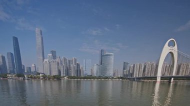Guangzhou, Çin ve İnci Nehri üzerindeki liede köprüsünün gökdelen manzarası.