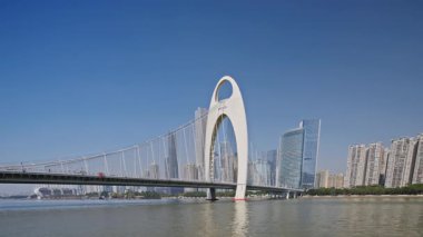 Guangzhou, Çin ve İnci Nehri üzerindeki liede köprüsünün gökdelen manzarası.
