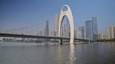 Guangzhou, Çin ve İnci Nehri üzerindeki liede köprüsünün gökdelen manzarası.