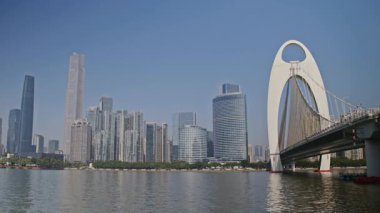 Guangzhou, Çin ve İnci Nehri üzerindeki liede köprüsünün gökdelen manzarası.