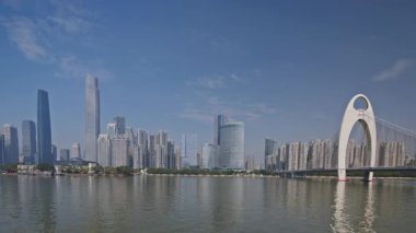 Guangzhou, Çin ve İnci Nehri üzerindeki liede köprüsünün gökdelen manzarası.