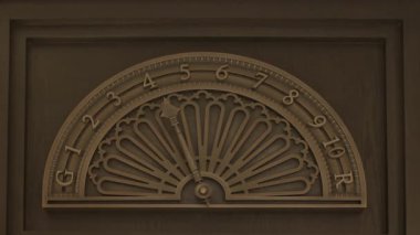 Katları gösteren eski moda asansör kadranı