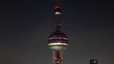 Şanghay inci televizyon kulesinin zaman ayarlı görüntüsü.