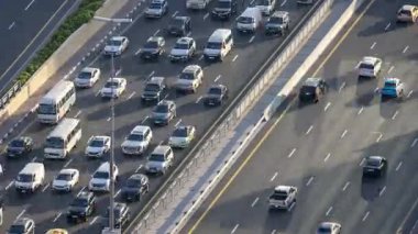 Köprüler ve üstgeçitlerle Dubai karayolu kavşağının zaman ayarlı görüntüsü