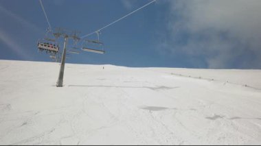 İspanya 'daki La Molina kayak merkezinin tepesindeki teleferik.