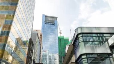 POV, Hong Kong şehrini sokak seviyesinden geziyor.