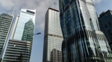 POV, Hong Kong şehrini sokak seviyesinden geziyor.