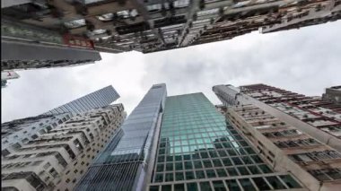 POV, Hong Kong şehrini sokak seviyesinden geziyor.