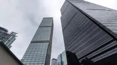 POV, Hong Kong şehrini sokak seviyesinden geziyor.