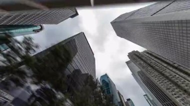 POV, Hong Kong şehrini sokak seviyesinden geziyor.