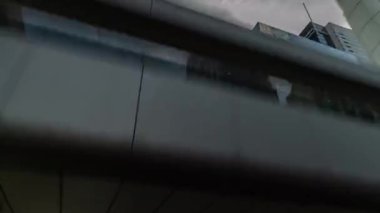 POV, Hong Kong şehrini sokak seviyesinden geziyor.