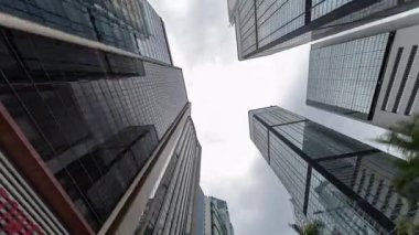 POV, Hong Kong şehrini sokak seviyesinden geziyor.