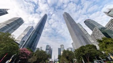 Guangzhou porselenlerinin muhteşem gökdelen gökdeleninin kamu meydanından zaman çizelgesi