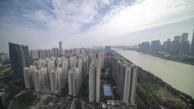 Guangzhou 'nun ufuk çizgisinin çok yüksek bir noktadan konut bloklarıyla zaman ayarlı görüntüsü