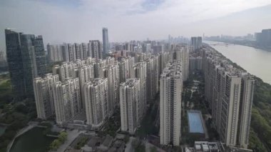 Guangzhou 'nun ufuk çizgisinin çok yüksek bir noktadan konut bloklarıyla zaman ayarlı görüntüsü