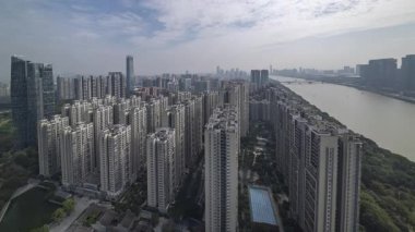 Guangzhou 'nun ufuk çizgisinin çok yüksek bir noktadan konut bloklarıyla zaman ayarlı görüntüsü