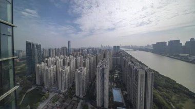 Guangzhou 'nun ufuk çizgisinin çok yüksek bir noktadan konut bloklarıyla zaman ayarlı görüntüsü