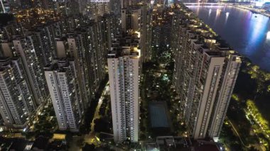 Guangzhou 'nun ufuk çizgisinin zaman çizelgesi, geceleri çok yüksek bir noktadan konut bloklarıyla,
