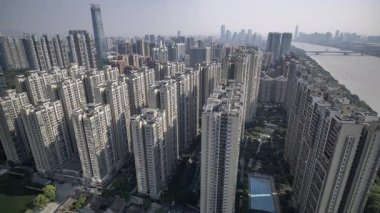 Guangzhou 'nun ufuk çizgisinin çok yüksek bir noktadan konut bloklarıyla zaman ayarlı görüntüsü