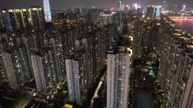 Guangzhou 'nun ufuk çizgisinin zaman çizelgesi, geceleri çok yüksek bir noktadan konut bloklarıyla,