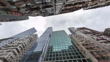 Hareket halindeki bir araçla Hong Kong şehrinin POV görüntüsü.