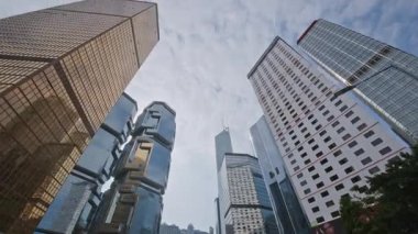 Hareket halindeki bir araçla Hong Kong şehrinin POV görüntüsü.