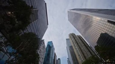 Hareket halindeki bir araçla Hong Kong şehrinin POV görüntüsü.