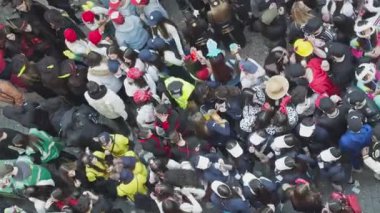 İspanya 'nın karnavalındaki kalabalığa bakarken tepeden ateş edildi.