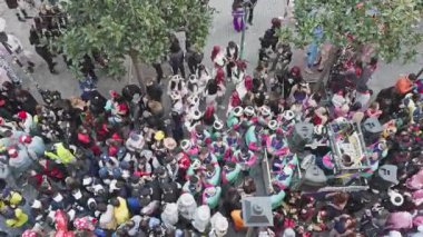 İspanya 'nın karnavalındaki kalabalığa bakarken tepeden ateş edildi.