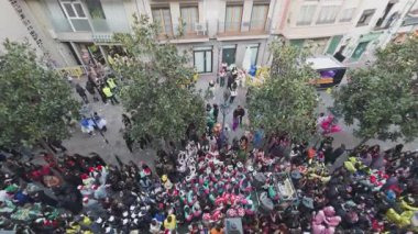 İspanya 'nın karnavalındaki kalabalığa bakarken tepeden ateş edildi.