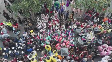 İspanya 'nın karnavalındaki kalabalığa bakarken tepeden ateş edildi.